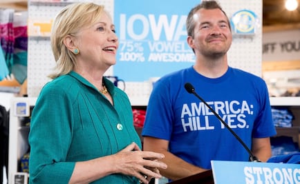 Activista intenta acercarse a Hillary Clinton
