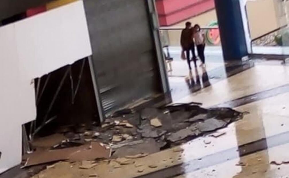 Piso de plaza comercial La Cúspide, en Lomas Verdes, queda destruido tras caída de rayo 