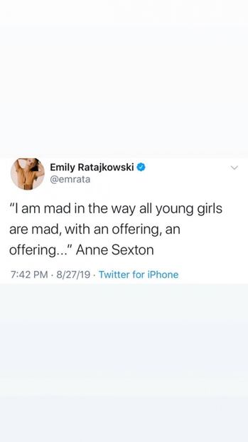 Emily Ratajkowski marcha en contra de la violencia hacia la mujer
