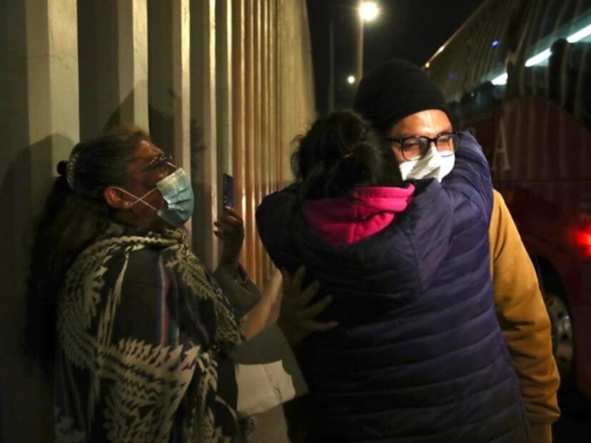 Avión con mexicanos repatriados de Ucrania aterriza en la CDMX