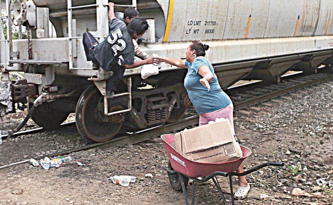 Las mujeres que conforman Las Patronas, son conocidas por entregar alimento a migrantes quienes van viajando a bordo de "La Bestia"/ Foto: Archivo. EL UNIVERSAL