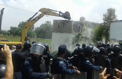 Demuelen casas en Tezoyuca durante expropiación