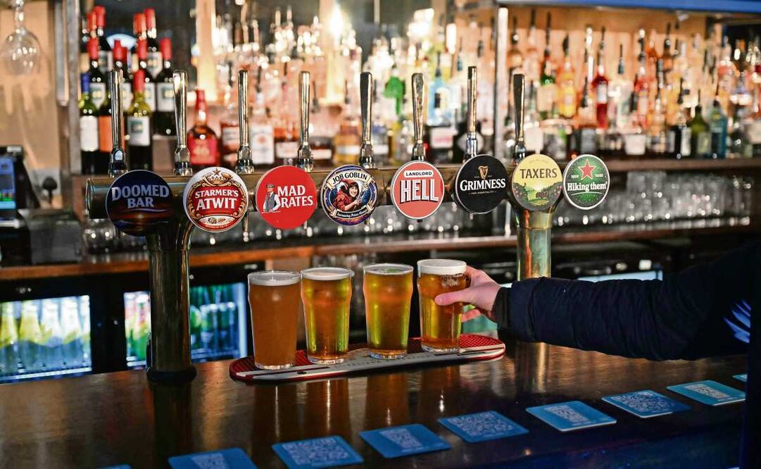 Un estudio realizado en cinco países revela que un tercio de la Generación Z reconoció haber sentido presión para consumir alcohol. Foto: Justin Tallis / AFP