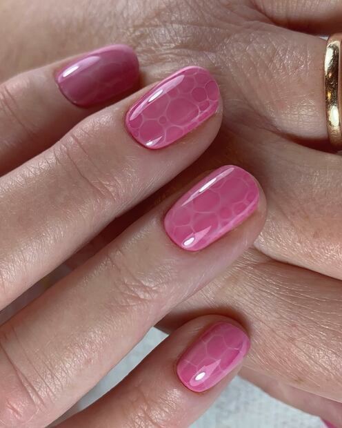 En San Valentín puedes elegir otra figura que no sea la del corazón para tus uñas. Foto: Instagram @thedailynailofficial