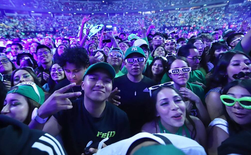 Fans arman marea verde en el concierto de Feid. Foto: Berenice Fregoso/EL UNIVERSAL.