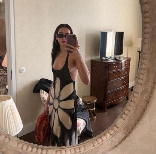 Dua Lipa nos muestra cómo llevar un vestido boho sin brasier 