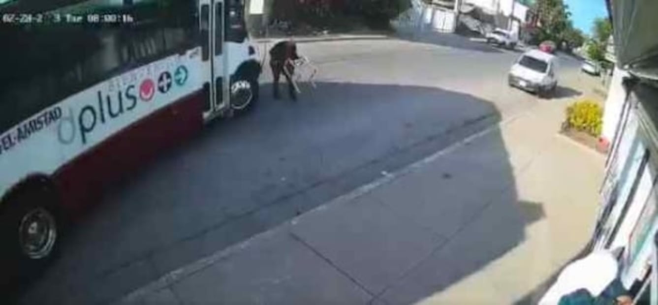 VIDEO: Camión de transporte público arrolla a abuelito en andadera en Sinaloa
