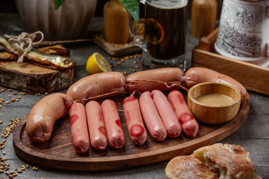 Revisar la fecha de caducidad es esencial antes de consumir salchichas.. Foto: Freepik