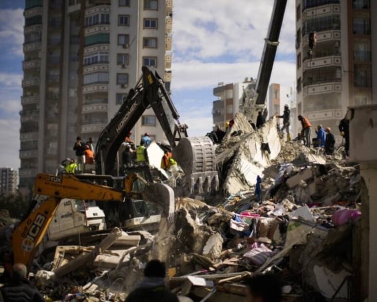 FOTOS: Desesperados, socorristas en Turquía buscan vida entre escombros