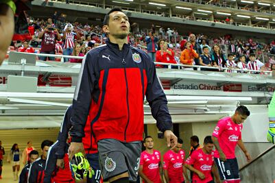 Rodolfo Cota, angustiado porque no definen su futuro en Chivas