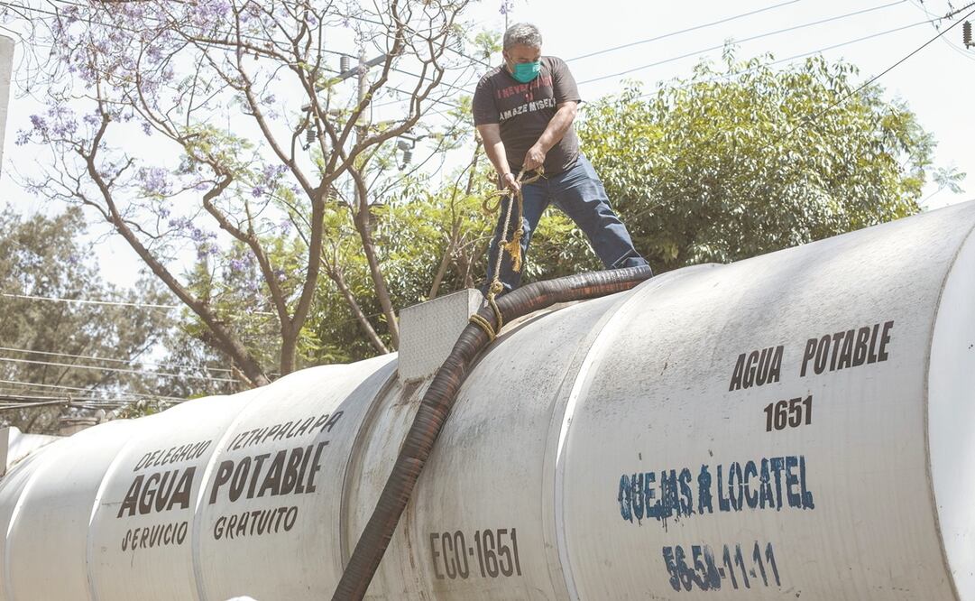 Los choferes de las pipas de la alcaldía Iztapalapa trabajan turnos dobles sin día de descanso para abastecer a las colonias, y reciben un salario de entre mil 900 y 3 mil pesos a la quincena. Foto: MELISSA AMEZCUA/EL UNIVERSAL