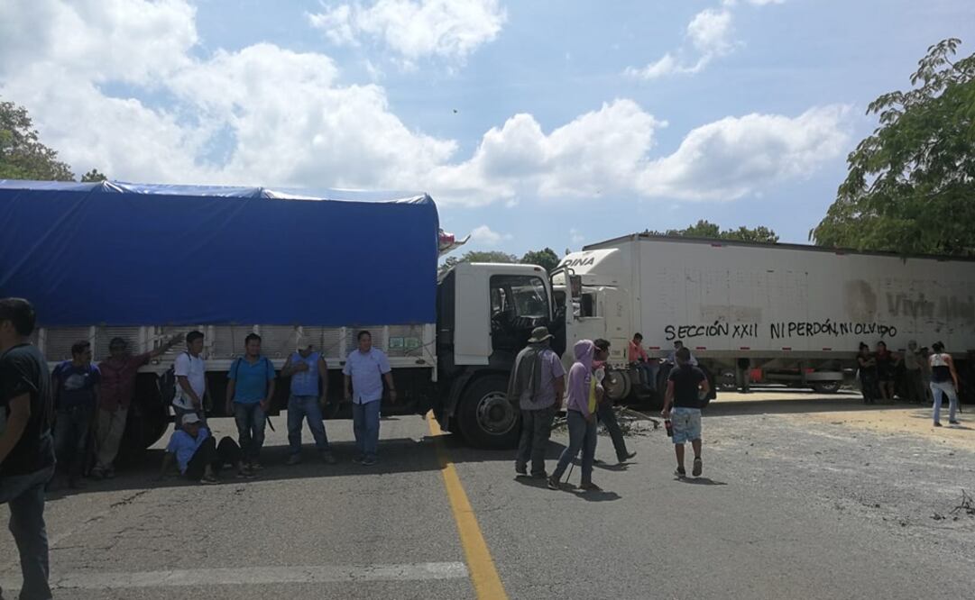 Miembros del Comité por la Defensa de los Derechos Indígenas (Codedi), bloquea carretea en Huatulco, Oaxaca. Foto: Especial