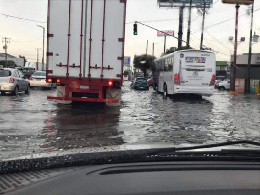 Automovilistas quedan varados por fuerte lluvia con granizo en Valle de Toluca