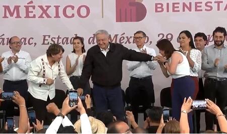 Alcaldesa de Tecámac besa la mano de AMLO en gira de programas sociales en Edomex