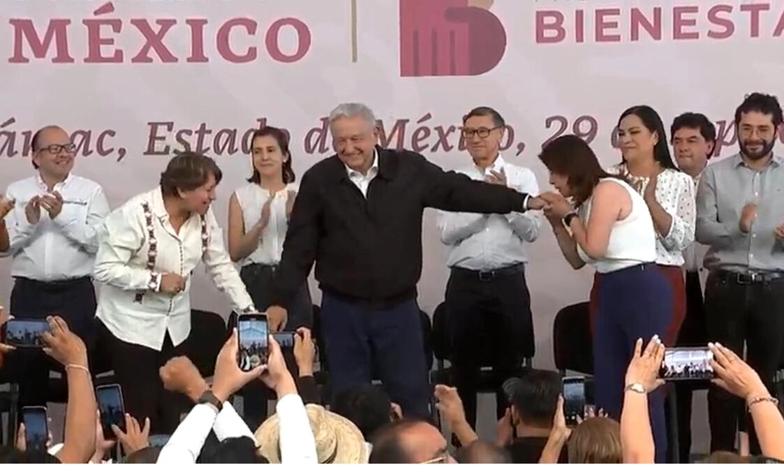 El presidente López Obrador levantó la mano a la gobernadora Delfina Gómez y a la Alcaldesa de Tecámac, Mariela Gutiérrez, quien -al término de la arenga- le besó la mano al Mandatario. Foto: especial