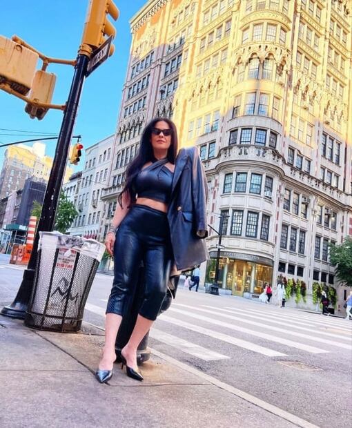 Cómo llevar prendas de efecto piel igual que las famosas