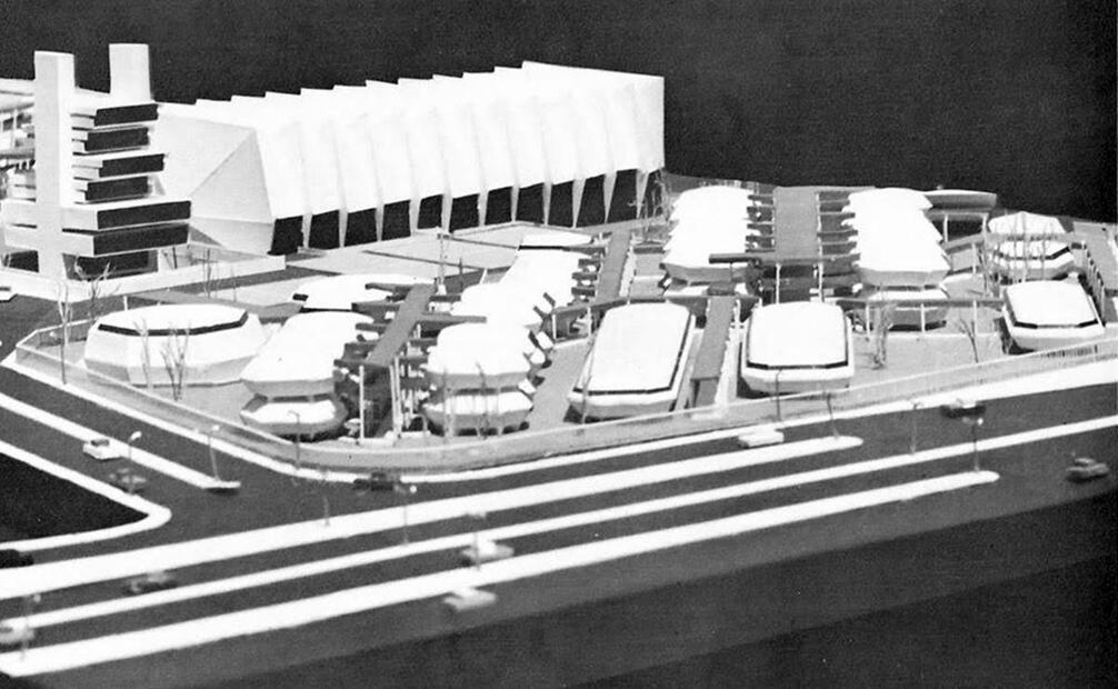 Parte de la maqueta del Colegio Cristóbal Colón de Lomas Verdes. Se ven las oficinas, el auditorio y el área de los salones y laboratorios de la secundaria. Imagen: Una Vida Moderna / Ciudad Satélite en el Tiempo.