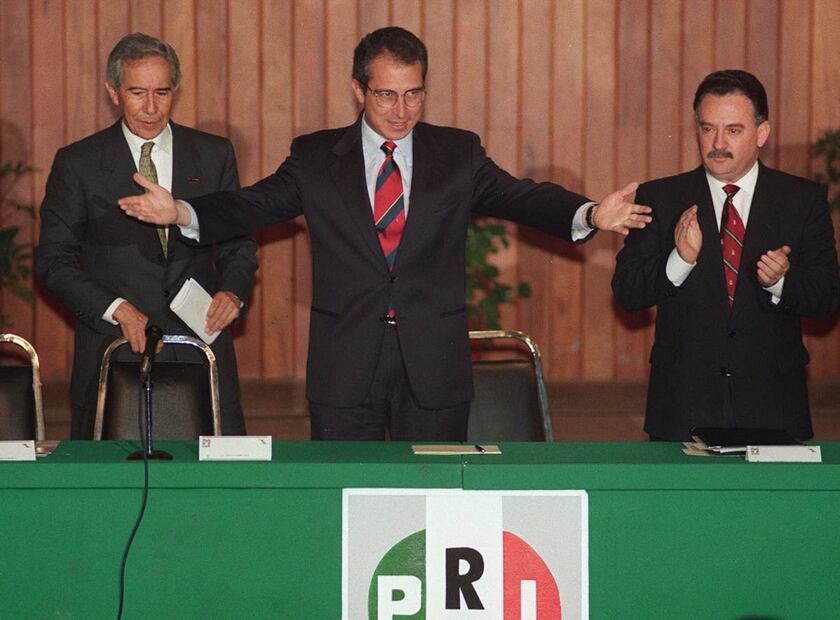 El entonces presidente electo de México, Ernesto Zedillo (centro), nombra a José Francisco Ruiz Massieu (derecha) como líder del gobernante Partido Revolucionario Institucional (PRI) en la Ciudad de México en esta foto de archivo de septiembre de 1994. Foto: AP