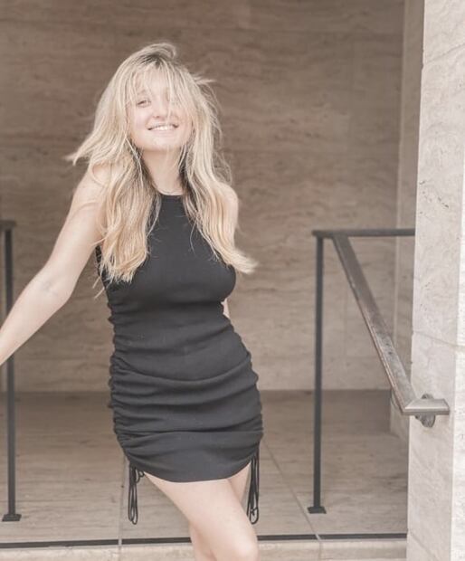 Fernanda Castro, hija de La Gaviota, tiene la blusa con el escote en la espalda más profundo
