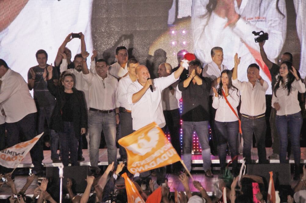 Luego de que las autoridades electorales emitieron los resultados del conteo rápido; simpatizantes de MC salieron a festejar con Enrique Alfaro en la glorieta de La Minerva, que se vistió de naranja. (JORGE MENDOZA. EL UNIVERSAL)