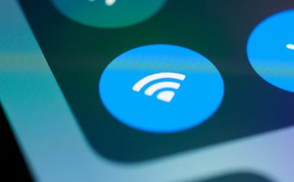 Apagar el módem del WiFi todas las noches lo puede exponer a cambios bruscos de energía. Foto: Unsplash