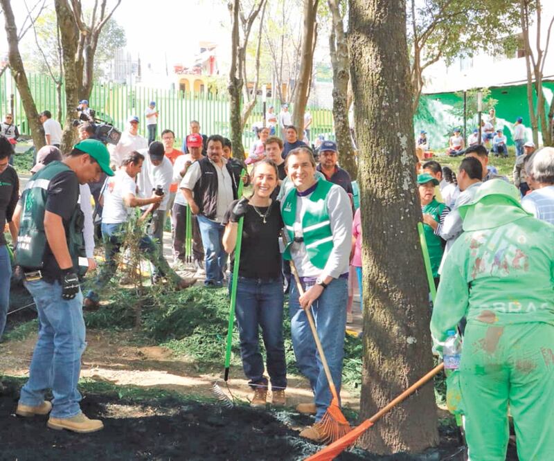 La Jefa de Gobierno ayudó a Luis Alejandro Romero a cumplir su sanción, y al concluir, lo felicitó y le entregó su constancia. Foto/ESPECIAL