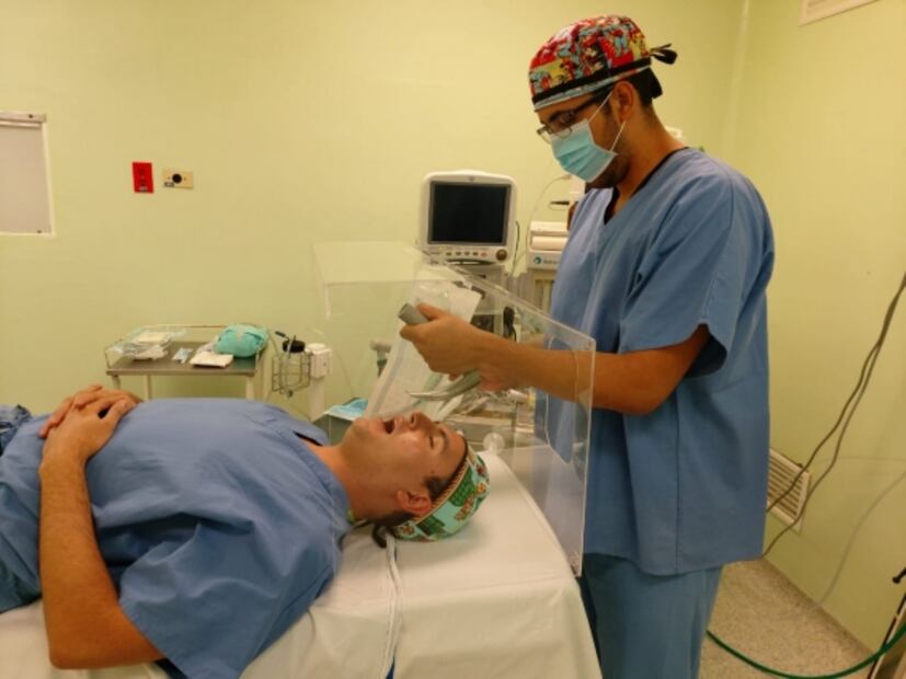 Diseñan caja para intubar a pacientes con Covid-19