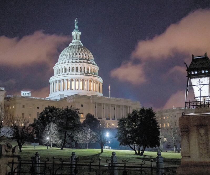 Dos imágenes del ataque contra la base de Ayn al Asad, en Irak, mostradas por la televisión iraní. A la derecha, el Capitolio, donde legisladores exigen bajar la escalada de Trump con Teherán. Foto: EFE, REUTERS Y AP
