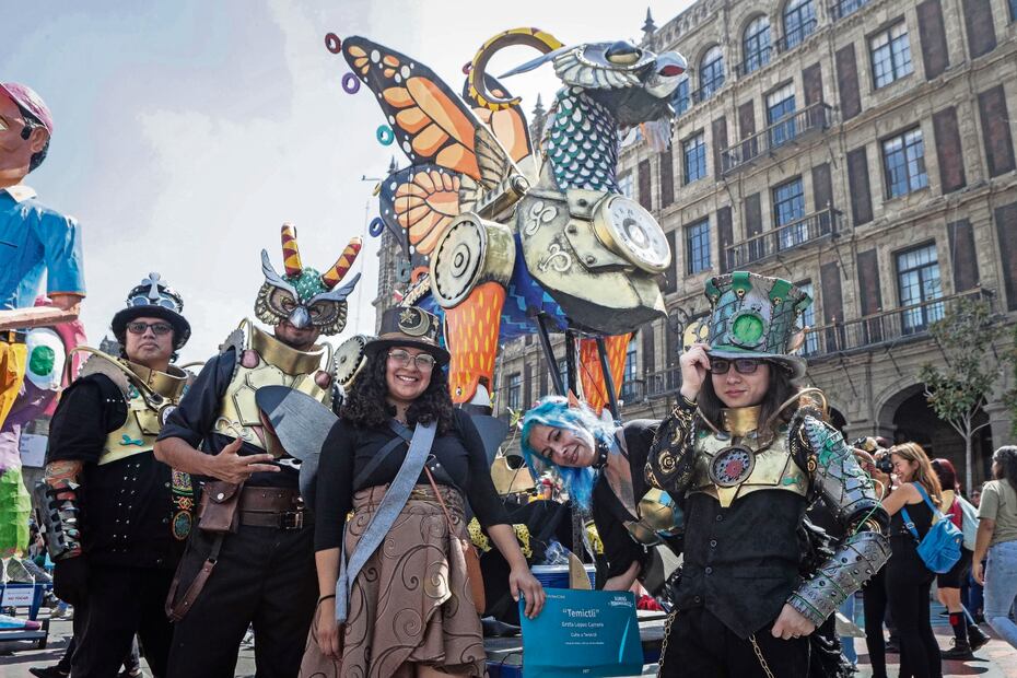 El andar de las 200 figuras fantásticas estuvo acompañado por contingentes de bailarines, músicos y voluntarios, quienes llenaron de algarabía el primer cuadro delCentro Histórico de la Ciudad. Foto: Gabriel Pano
