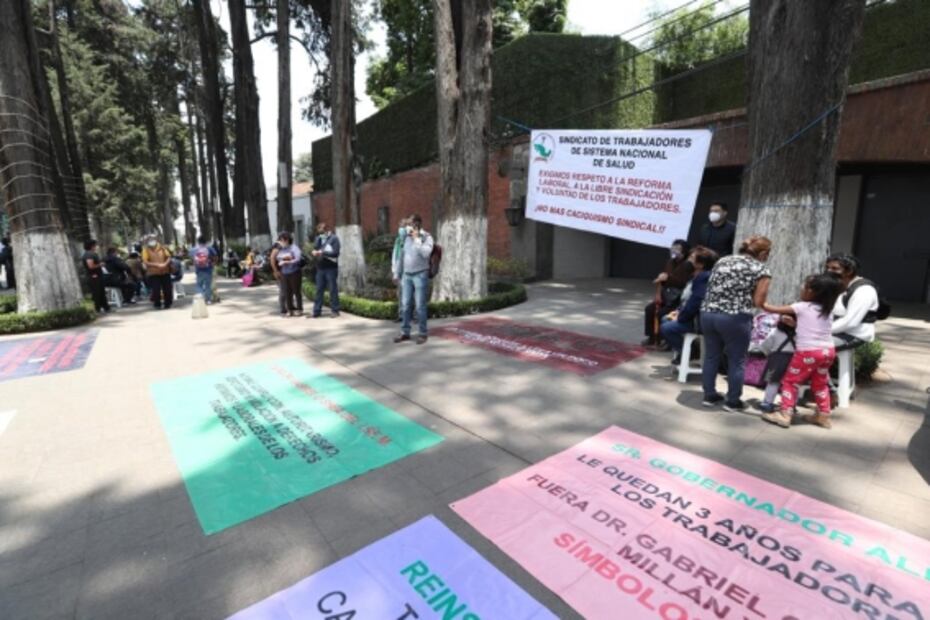 Personal de salud se manifiesta frente a Casa Estado de México; piden reconocimiento y cese de despidos 