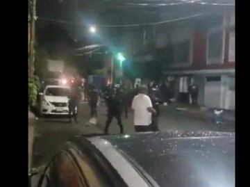 VIDEO: Tras cateo, apedrean a policías de la CDMX en Peñón de los Baños