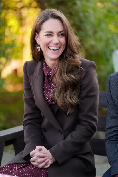 La princesa de Gales, Kate Middleton sonríe mientras se reúne con los trabajadores de rescate y las familias de las personas atrapadas en el ataque con cuchillo de Southport a principios de este año en Inglaterra este jueves 10 de octubre de 2024. Foto: AP