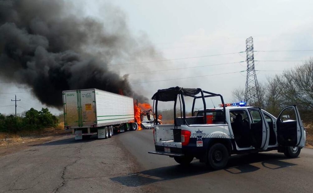 Incendio de camiones de carga en Tingüindín, Michoacán (24/05/2025). Foto: Especial