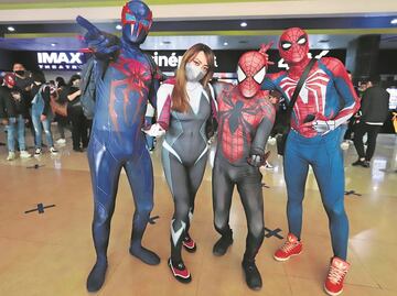 Se visten de héroes por un día fans de Spider-Man