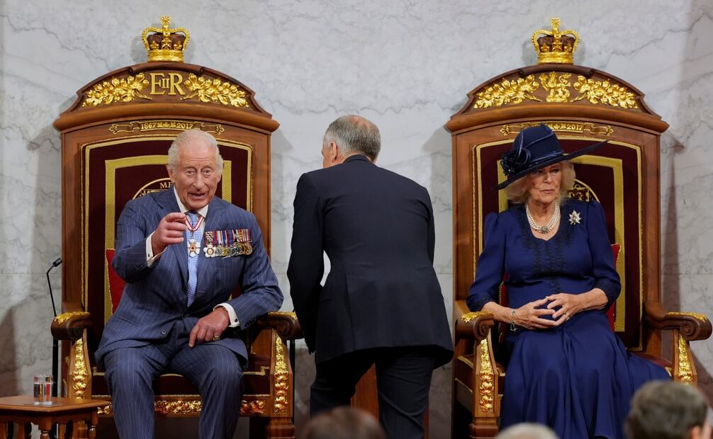 El primer ministro de Canadá, Mark Carney, en el centro, habla con el rey Carlos y la reina Camila antes de que el rey pronuncie el discurso desde el trono en el Senado en Ottawa el martes 27 de mayo de 2025. Foto: AP