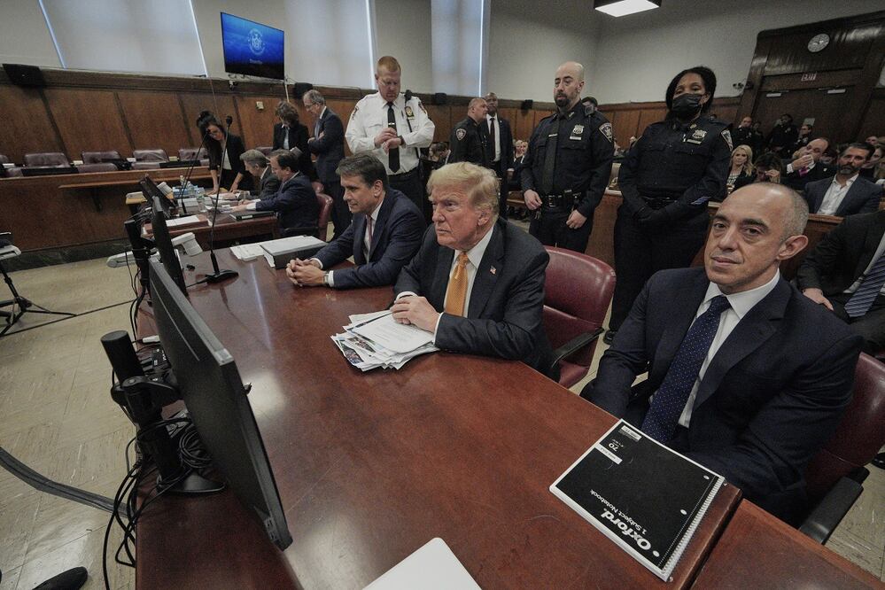 El expresidente estadounidense Donald Trump, durante la sesión en la que el juez Juan Merchán dio instrucciones al jurado para sus deliberaciones en el caso Stormy Daniels. FOTO: EFE