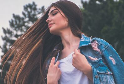 Cómo usar el vinagre de manzana para alaciar el pelo de manera natural 