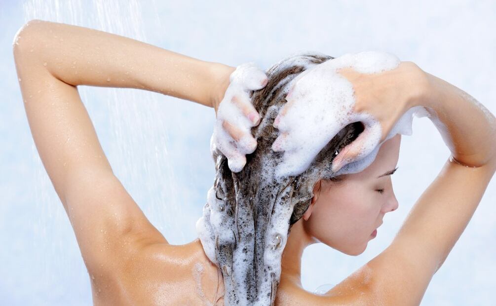 Sal marina en tu shampoo para tener un cabello más saludable. Foto: Freepik