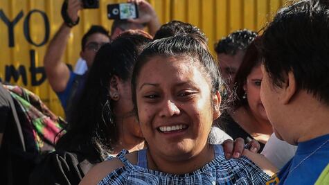El Salvador libera a Evelyn, condenada a 30 años tras parir un bebé muerto