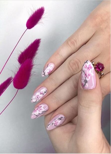 Reinventa tu manicura con las flores más hermosas del verano