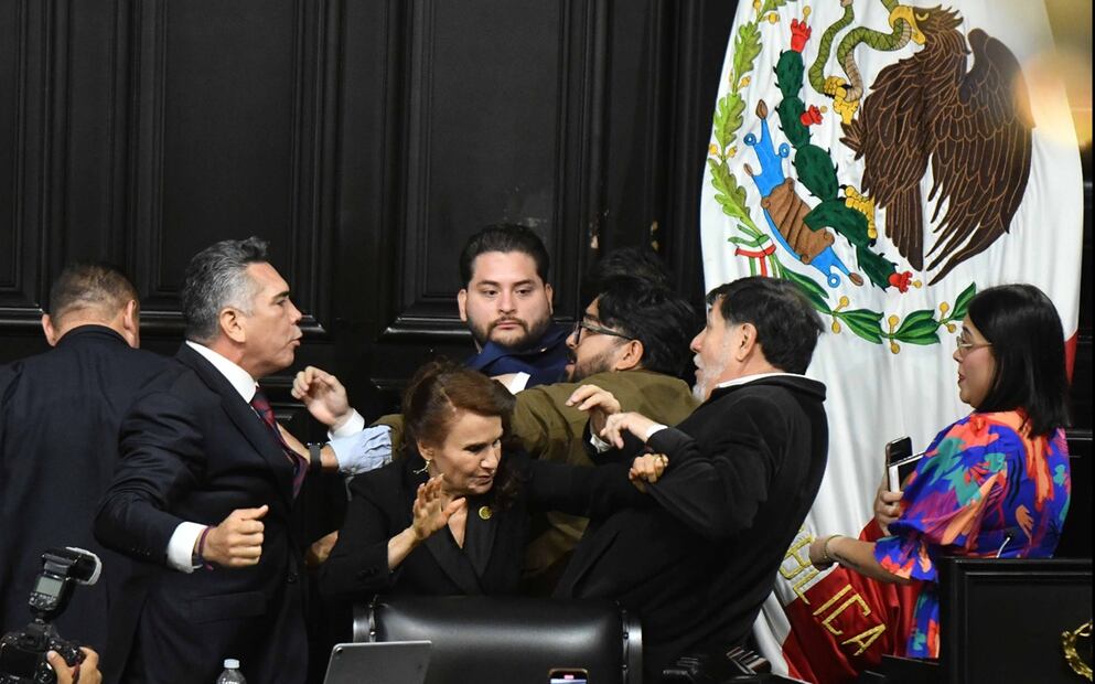 Imágenes muestran cuando el priista empuja al presidente del Senado y luego le tira un manotazo al cuello, mientras el morenista trata de eludir el golpe. Foto: Cuartoscuro.com