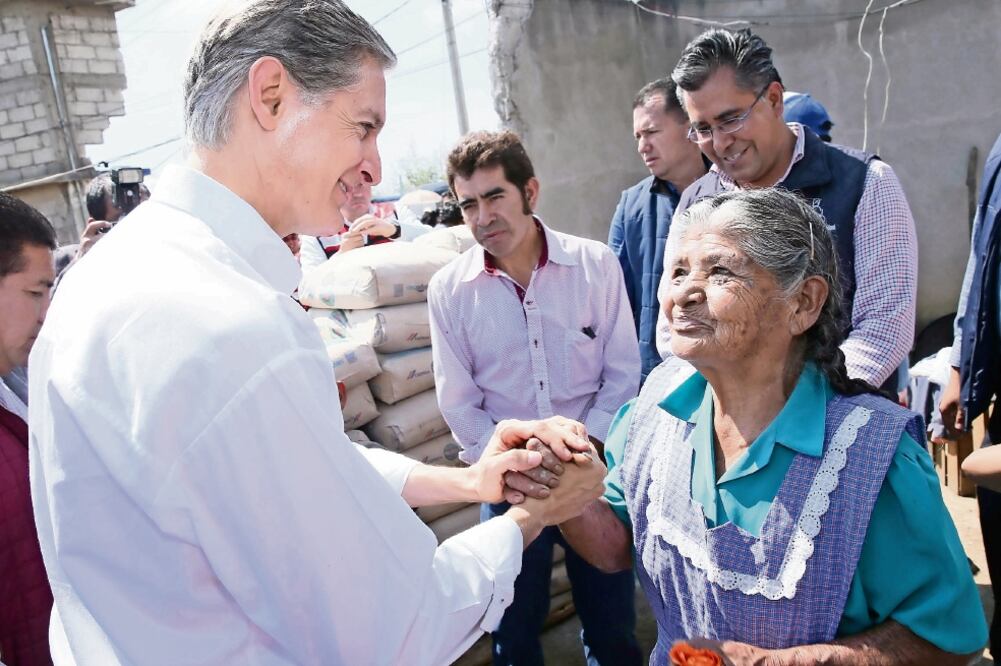 El gobernador Alfredo del Mazo recorrió la comunidad de San Esteban Cuecuecuatitla en donde visitó nueve casas afectadas por los sismos, en donde aseguró a sus habitantes que no se les dejará de apoyar. Foto:CORTESÍA 