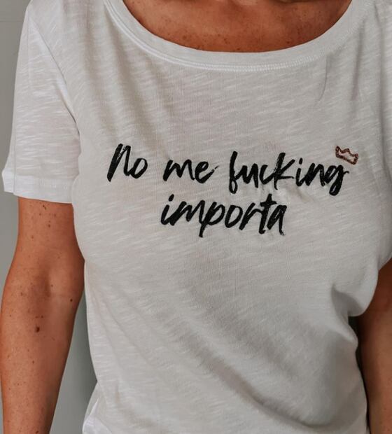 Ludwika Paleta tiene la playera blanca con el mensaje más cool