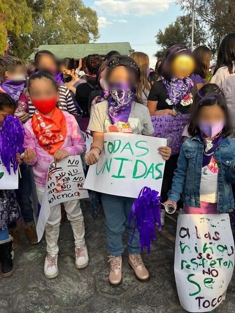 Niñas marchan por primera vez en Pachuca por el 8M