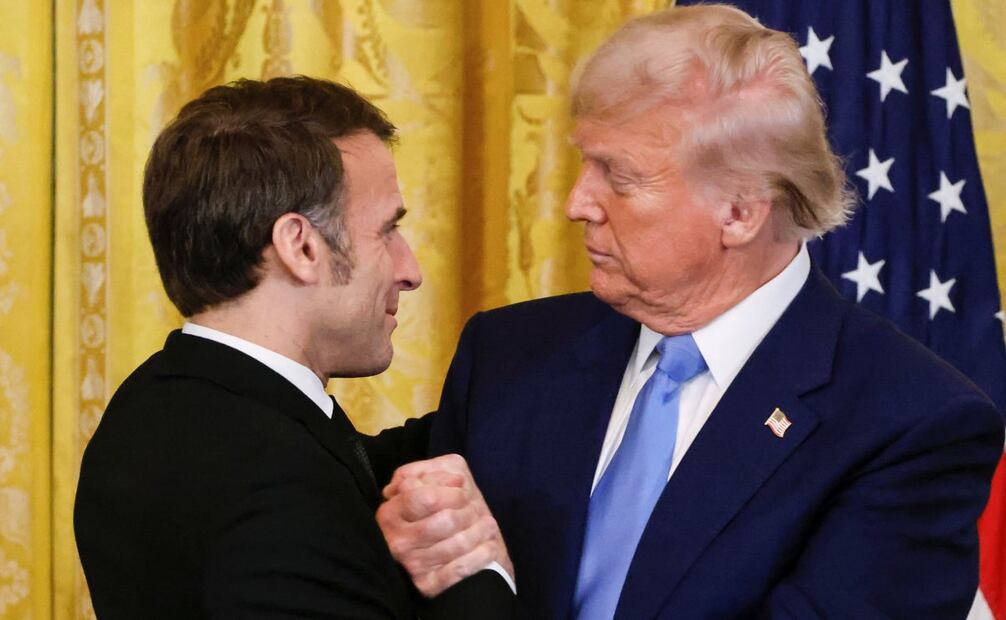 El presidente Donald Trump, a la derecha, estrecha la mano del presidente de Francia, Emmanuel Macron, durante una conferencia de prensa conjunta en la Sala Este de la Casa Blanca en Washington, el lunes 24 de febrero de 2025. Foto: AP