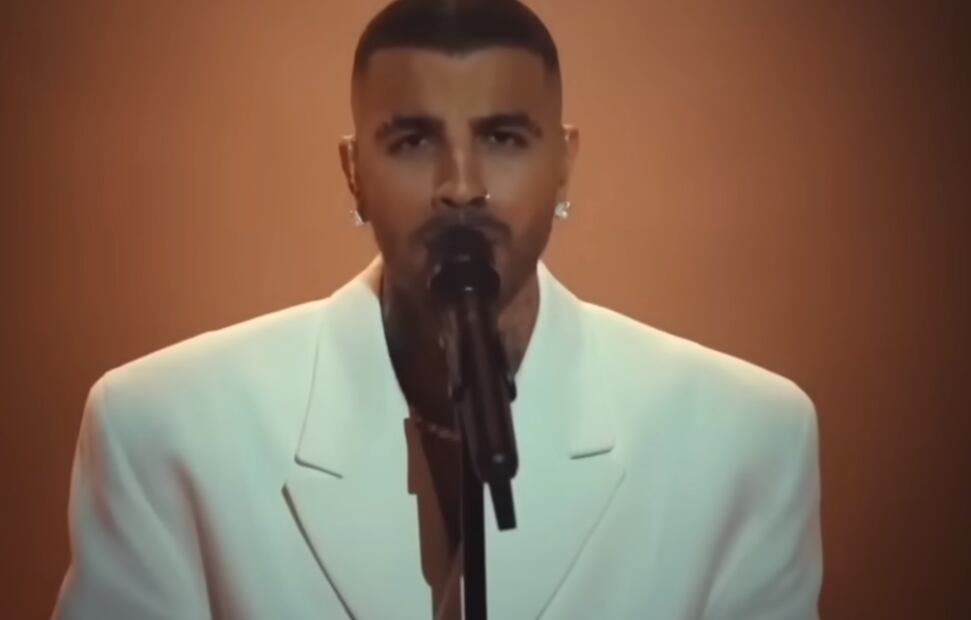 Rauw Alejandro interpretando "Se fue" en los Latin Grammy. Captura vía Youtube.