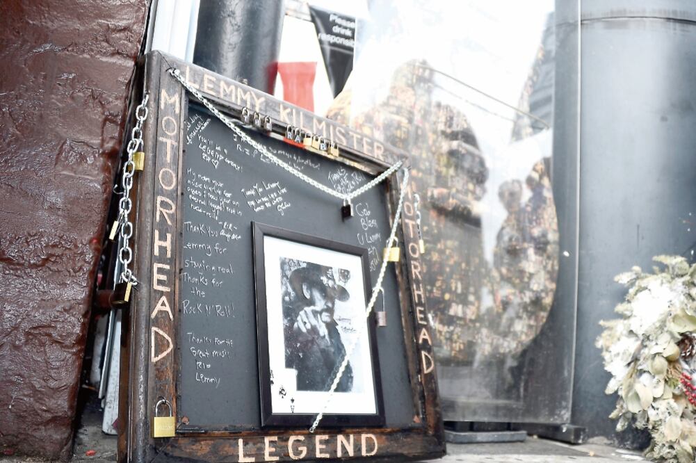Como tributo, algunos músicos escribieron mensajes alrededor de una fotografía colocada en el lugar donde se hizo el funeral (PAUL BUCK. EFE)