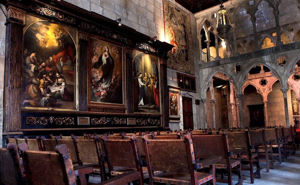 Además del atractivo visual de la arquitectura, el interior del inmueble luce coloridos tapices y pinturas, de las que resalta el tríptico enmarcado en madera, pues la de en medio es un origi-nal de Bartolomé Esteban Murillo, exponente español del barroco. Foto: Adrian Hernandez/EL UNIVERSAL.