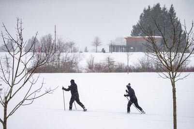 Mujer de 90 años camina más de 9 km por la nieve para recibir vacuna Covid en Seattle