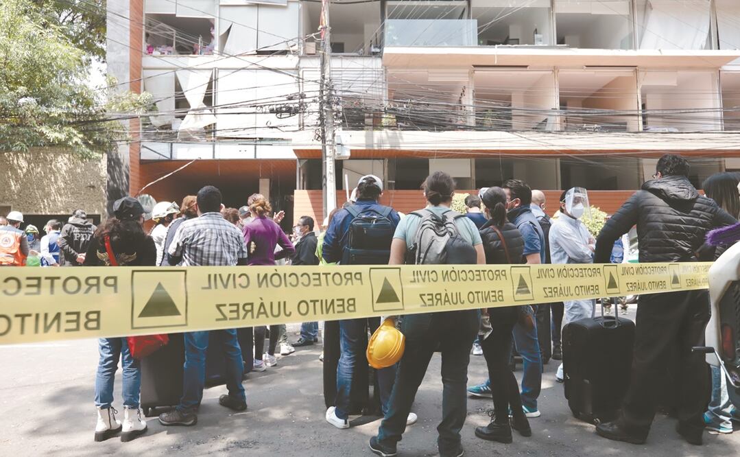 Los inquilinos tuvieron 15 minutos para entrar a sus departamentos y sacar lo esencial. Foto: BERENICE FREGOSO. EL UNIVERSAL